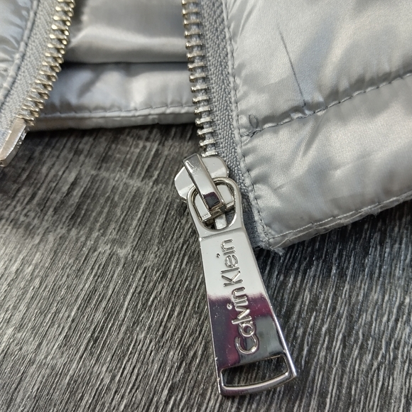 Calvin Klein silver puffer vest 90% duck down womans medium - Picture 11 of 15